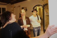 Alexandra Adel im Gespräch mit Katrin Tietz und einem Künstler.