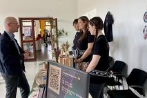 Daniel Keip im Gespräch mit Ausstellerinnen.