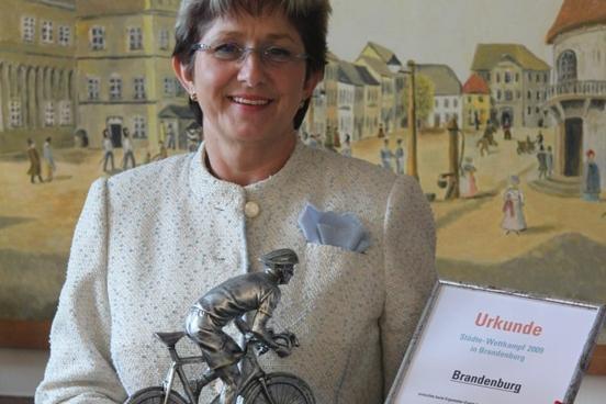 Oberbürgermeisterin Dr. Dietlind Tiemann mit Pokal und Urkunde für den 3. Platz im landesweiten Vergleich.