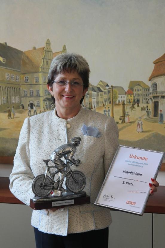 Oberbürgermeisterin Dr. Dietlind Tiemann mit Pokal und Urkunde für den 3. Platz im landesweiten Vergleich.