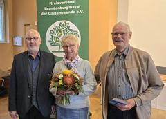 Für den ältesten gültigen Pachtvertrag, datiert auf den 20. Oktober 1959, wurden Elfriede und Wolf Rauhe vom Kleingartenverein "Feierabend"geehrt.