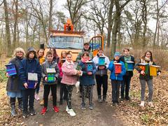 Schülerinnen und Schüler der Otto-Tschrich-Oberschule mit ihrer Lehrerin und Stadtförster Thomas Meier