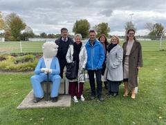 Delegation posiert vor der Loriotbank an der Regattastrecke.