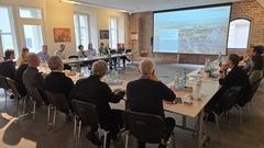 Die Beratungskommission der Arbeitsgemeinschaft "Städte mit historischen Stadtkernen" zu Gast im Gotischen Haus.
