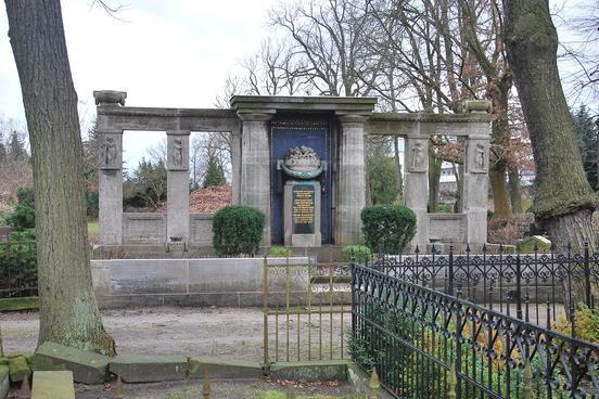 Restauriertes Grabdenkmal der Familie Carl Reichstein präsentiert