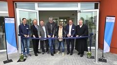 Mit dem Banddurchschnitt zur Freigabe des Haupteinganges gilt das neue Service-Center der Lafim-Diakonie als eröffnet.