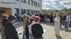 Der Chor singt zum Schulfest.