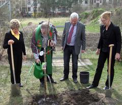 Oberbürgermeisterin Dr. Dietlind Tiemann, Regionalleiter Friedmann Nixdorf, Club-Leiterin Cécile Templin und Pfarrer Matthias Brühe pflanzen eine Süßkirche.