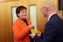 Daniel Keip mit Bibliothekschefin Cornelia Stabrodt.