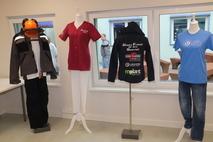 Verschiedene Kleidung wird im Veredlungswerk angeboten.