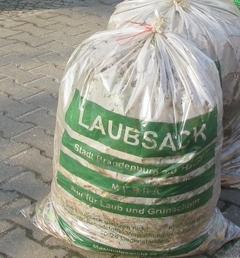 Die Abholung von Laubsäcken kann jetzt auch online beantragt werden.