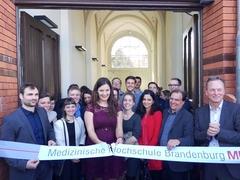 Studierende der MHB durchschneiden das Band zum Campus