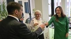 Steffen Scheller und Manja Schüle stoßen mit Universitätsklinikum-Geschäftsführerin Gabriele Wolter auf den MHB-Erfolg an.