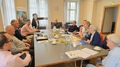 Kuratorium und Vorstand der "Vicco von Bülow Stiftung" kamen im Rolandzimmer des Rathauses zusammen und wurden vom Oberbürgermeister besucht.