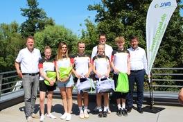Das erfolgreiche Rope-Skipping Team mit Stadtwerke-Geschäftsführern und Oberbürgermeister