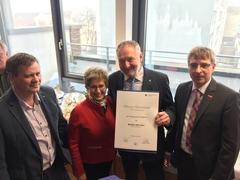 Mathias Mischker wird mit der "Silbernen Ehrennadel" ausgezeichnet.