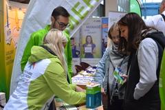 Ausbildungsinteressierte am Stand der BARMER beim 21. Berufemarkt im Jahr 2019