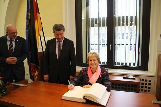 Oberbürgermeisterin Dr. Dietlind Tiemann trägt sich in das Goldene Buch der Stadt Magdeburg ein, im Beisein von Oberbürgermeister Dr. Lutz Trümper