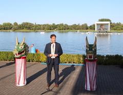 Brandenburgs OB Steffen Scheller begrüßt die Aktiven, Offiziellen und Gäste der EM-Eröffnungsfeier.