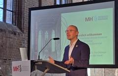 Auch Oberbürgermeister Daniel Keip hieß die neuen Zahnmedizinstudierenden herzlich willkommen.