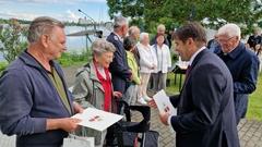 Oberbürgermeister Steffen Scheller und Stadtverordnetenvorsteher Walter Paaschen bei der Vergabe der Ehrenamtspreise