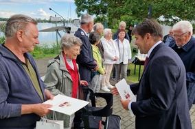 Oberbürgermeister Steffen Scheller und Stadtverordnetenvorsteher Walter Paaschen bei der Vergabe der Ehrenamtspreise