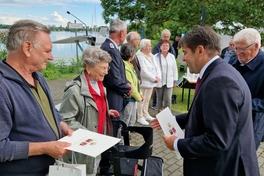 Oberbürgermeister Steffen Scheller und Stadtverordnetenvorsteher Walter Paaschen bei der Vergabe der Ehrenamtspreise
