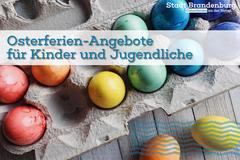 Bunte Ostereier in einer Verpackung.