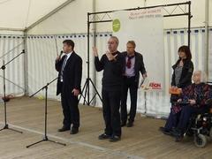 Bürgermeister Steffen Scheller (links) und die Vorsitzende des Behindertenbeirates Karin Kuntke (rechts) auf der Bühne