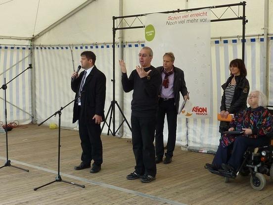 Bürgermeister Steffen Scheller (li.) und die Vorsitzende des Behindertenbeirates Karin Kuntke (re.) auf der Bühne