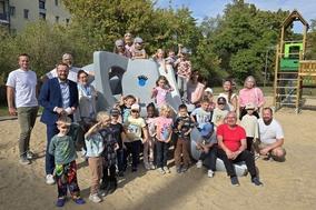 Spielplatzwiedereinweihung im Stadtteil Nord. Im Mittelpunkt: die "Rüsselrutsche", die ab 1965 auf vielen Spielplätzen in der DDR aufgestellt wurde.