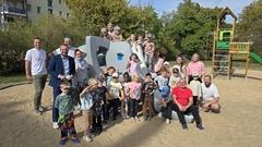 Spielplatzwiedereinweihung im Stadtteil Nord. Im Mittelpunkt: die "Rüsselrutsche", die ab 1965 auf vielen Spielplätzen in der DDR aufgestellt wurde.
