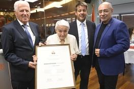 Oberbürgermeister Steffen Scheller und Stadtverordnetenvorsteher Walter Paaschen (links) überreichten die Ehrenbürger-Urkunde an Marga Goren-Gothelf.