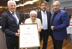 Oberbürgermeister Steffen Scheller und Stadtverordnetenvorsteher Walter Paaschen (links) überreichten die Ehrenbürger-Urkunde an Marga Goren-Gothelf.