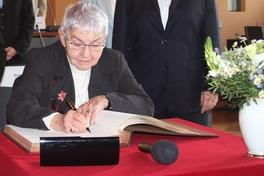 Marga Goren-Gothelf beim Eintrag in das "Goldene Buch der Stadt Brandenburg an der Havel" während der Stadtverordnetenversammlung am 28. April 2010.