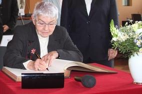 Marga Goren-Gothelf beim Eintrag in das "Goldene Buch der Stadt Brandenburg an der Havel" während der Stadtverordnetenversammlung am 28. April 2010.