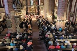 Volle Sitzreihen in der St. Gotthardkirche, Orchester sitzt auf der Bühne