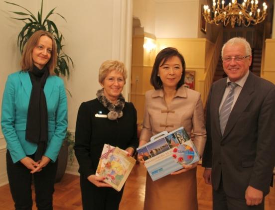 Botschafterin I.E. Nongnuth Phetcharatana (re.) und Oberbürgermeisterin Dr. Dietlind Tiemann gemeinsam mit  Angelika Mix (li.) und Eberhard Trempel