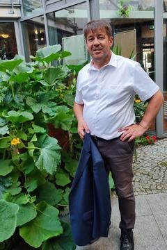 Oberbürgermeister Steffen Scheller vor dem Hochbeet in der Bibliothek.
