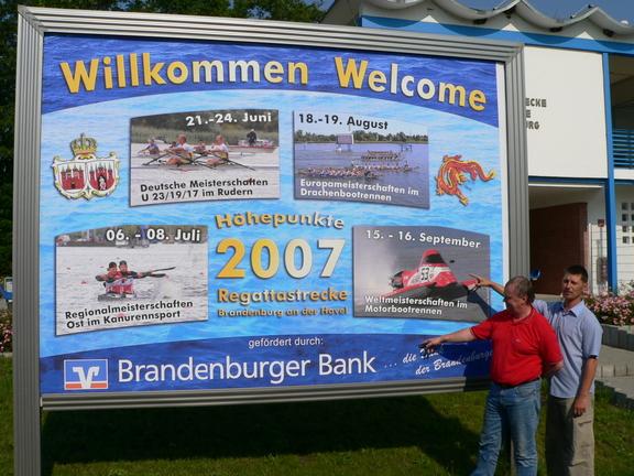 Micha Kenzler vom Regattateam Brandenburg und Regattastrecken-Chef Uwe Philipp präsentieren das Großplakat mit den Höhepunkten 2007.