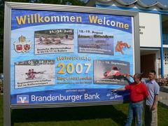 Micha Kenzler vom Regattateam Brandenburg und Regattastrecken-Chef Uwe Philipp präsentieren das Großplakat mit den Höhepunkten 2007.
