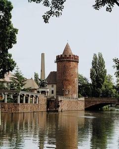 Nicht nur der Steintorturm ist ein Ziel der künstlerischen Ausflüge, auch das Stadtmuseum im Frey-Haus mit seinen Ausstellungsräumen oder dem geheimnisvollen Dachboden, die Johanneskirche, das Gothische Haus und die Fouqué-Bibliothek (Foto: Elisa Bergemann)