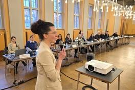 Beigeordnete Alexandra Adel heißt die Landesmusikräte herzlich willkommen.