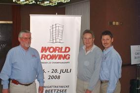 Hartmut Duif, FISA-Präsident Dennis Oswald und Uwe Philipp (von links) beim Kongress in Palermo