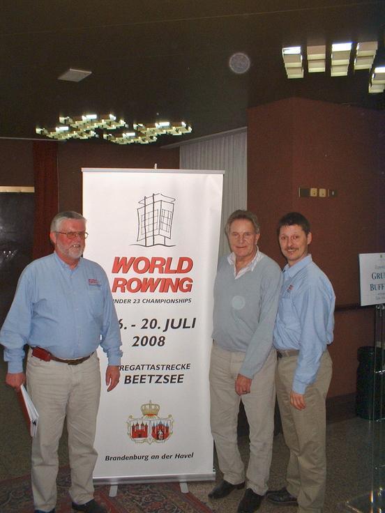 Hartmut Duif, FISA-Präsident Dennis Oswald und Uwe Philipp (v.l.) beim Kongress in Palermo