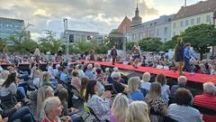 Modenschau inmitten der Stadt.