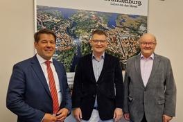Oberbürgermeister Steffen Scheller sprach mit Michael Strauß, Vizepräsident des Brandenburger Verfassungsgerichts, und Norbert Langerwisch.
