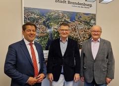 Oberbürgermeister Steffen Scheller sprach mit Michael Strauß, Vizepräsident des Brandenburger Verfassungsgerichts, und Norbert Langerwisch.