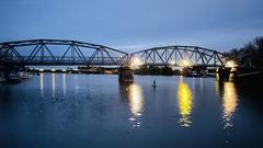 Die Plauer Brücke ist auch abends weit sichtbar.