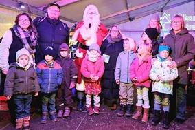 Auf der Weihnachtsbühne wurden die Gewinner vom Weihnachtsmann ausgezeichnet.